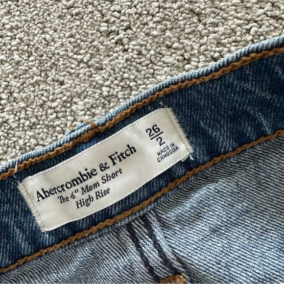 Abercrombie & Fitch The 4" Mom Short High Rise Size 26/2 - Picture 2 of 7